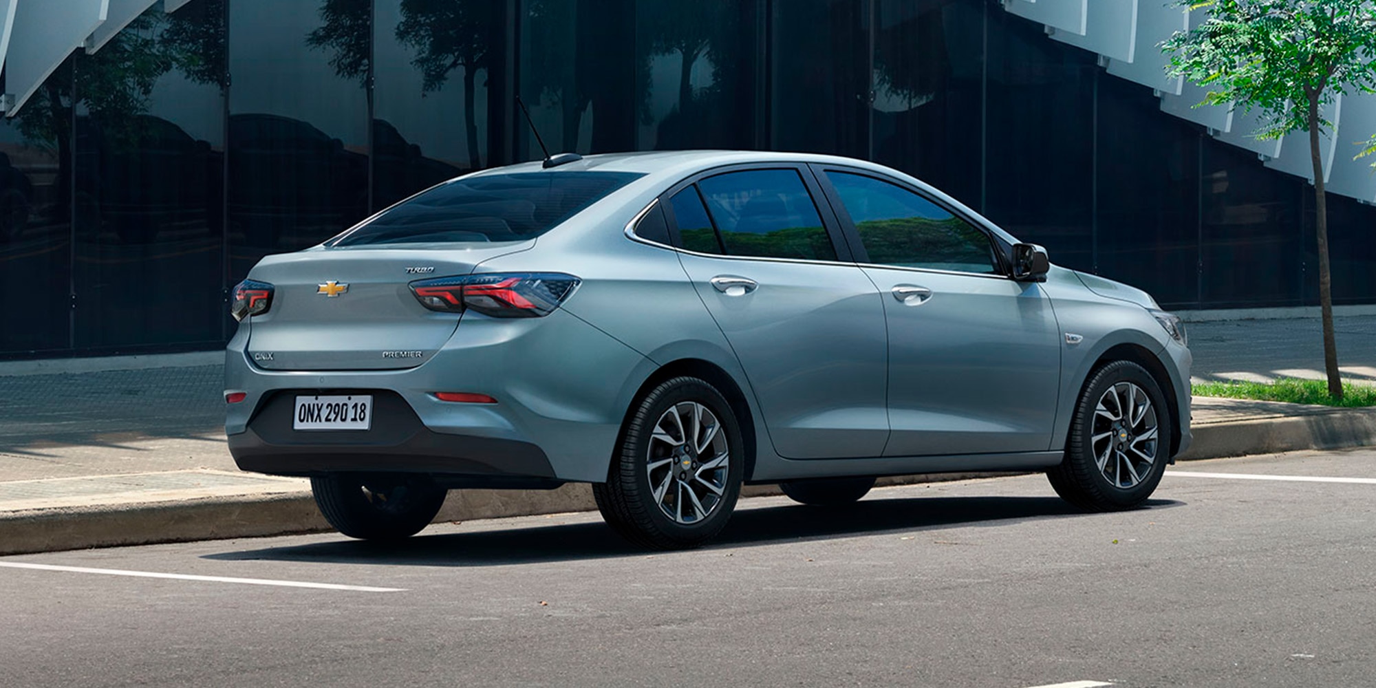 Asistente de parqueo semi-automático en Chevrolet Onix Turbo.