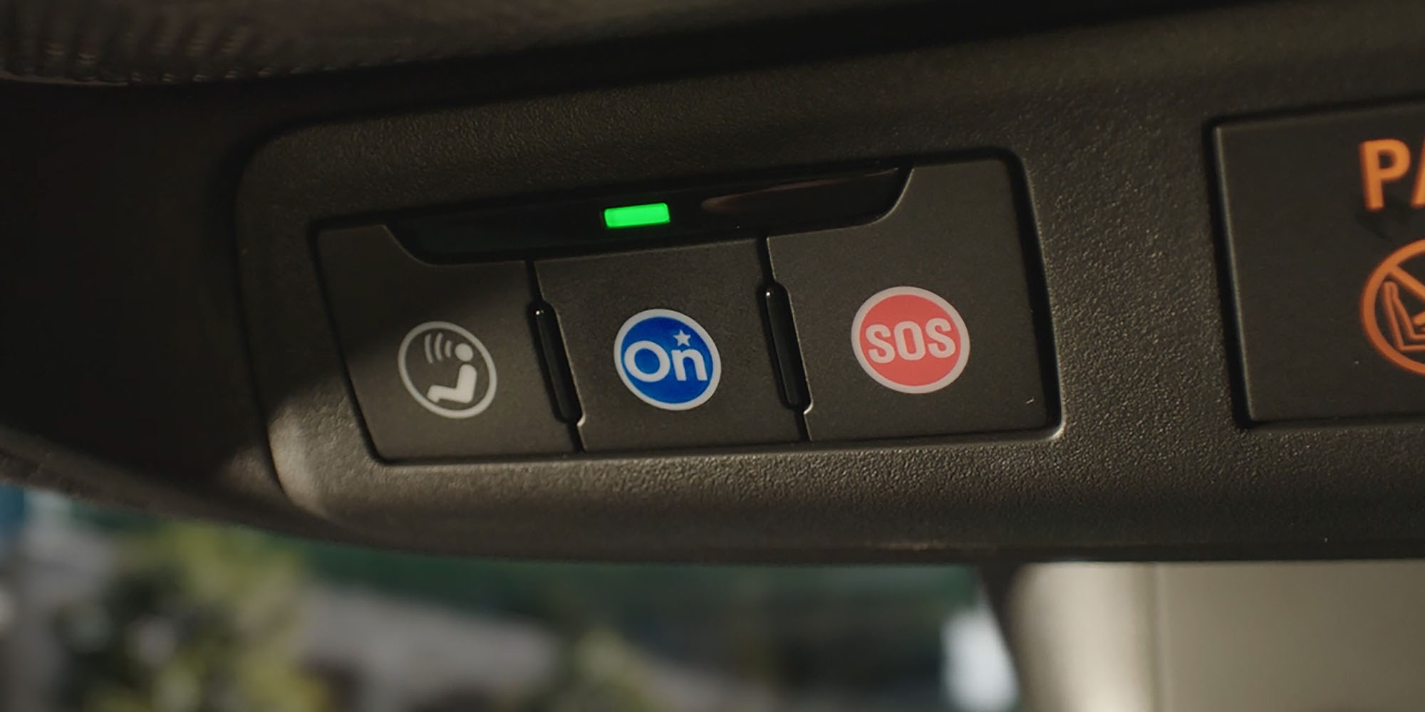 Botones de asistencia y seguridad OnStar en el vehículo.