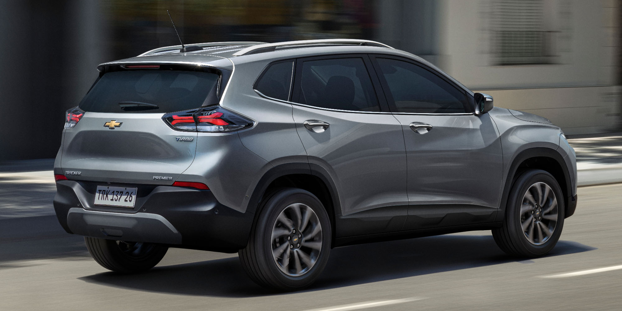 Chevrolet Tracker gris vista trasera