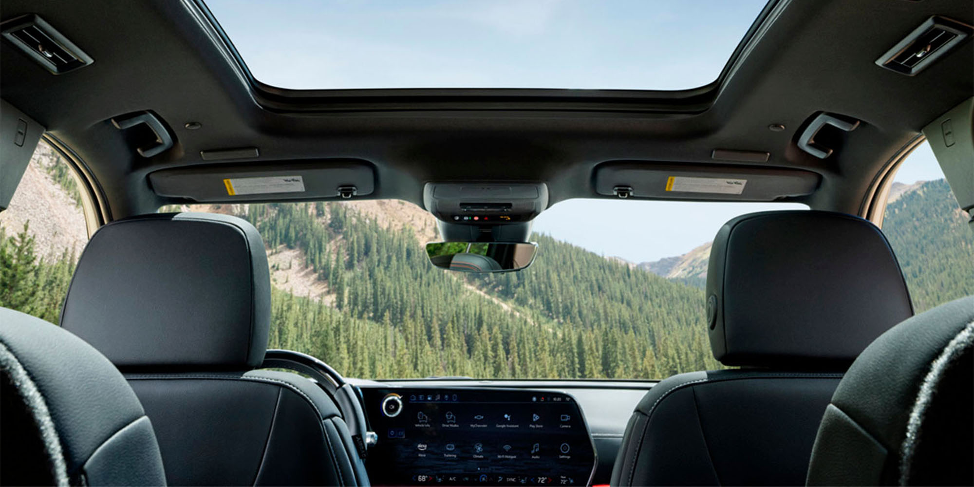 Interior Chevrolet Traverse Z71, destacando techo panorámico